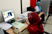 Petugas Kelurahan Cikoko, Pancoran, Jakarta melayani warga yang membuat e-KTP.