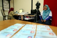 Seorang warga membuat e-KTP di Kelurahan Cikoko, Jakarta. Menurut Mendagri Gamawan Fauzi, pemberlakuan e-KTP seumur hidup itu salah satu manfaatnya adalah untuk menghemat anggaran yang sebelumnya KTP berlaku selama 5 tahun.