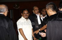 Luthfi berbincang-bincang dengan kuasa hukumnya usai pembacaan tuntutan. Lamhot Aritonang/detikFoto.