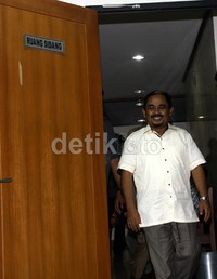 Luthfi memasuki ruang sidang. Lamhot Aritonang/detikFoto.