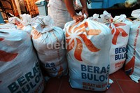 Karung-karung berisi beras yang akan dibagikan kepada warga miskin di Klender, Jakarta Timur.