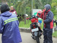 Hujan lagi, cerah lagi, hujan lagi. Cuaca hujan tak menghalangi para Road Warriors untuk mengendarai motor.