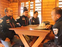 Makan dulu mengisi perut di restoran khas Sunda di kawasan Puncak.