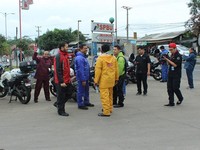 Berhenti sejenak di SPBU untuk mengisi bensin.