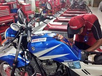 Sesampainya di bengkel Yamaha Bandung, di kawasan Buah Batu, motor-motor peserta langsung dicek, siapa tahu ada kerusakan.