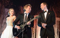 Pangeran William dan Jon Bon Jovi tampak sumringah. Dominic Lipinski - WPA Pool/Getty Images.