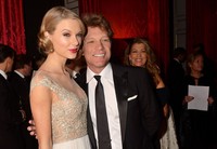 Taylor Swift dan Bon Jovi juga sempat berfoto bersama. Dominic Lipinski - WPA Pool/Getty Images.     