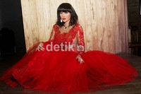 Fifie Buntaran tampil serba merah. Gus Mun/detikHOT.