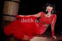 Dibalut gaun merah menerawangnya itu, Fifie mencuri perhatian. Gus Mun/detikHOT.