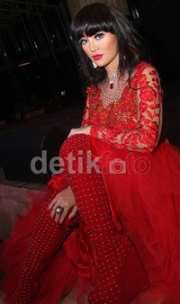 Dalam film tersebut, Fifie berperan sebagai Nungky, istri ketiga Eyang Kubur. Gus Mun/detikHOT.