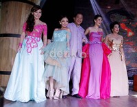 Ray Sahetapy dikelilingi 'istri-istrinya' yang cantik dan seksi saat ditemui di acara jumpa pers 'Eyang Kubur' di Kuningan City, Jakarta Selatan, Selasa (26/11/2013). Noel/detikHOT.