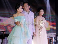 Ray menatap Manda Cello. Noel/detikHOT.