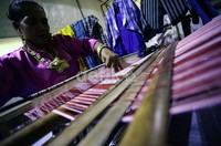 Anda juga dapat melihat proses menenun kain.