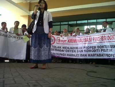Dokter di Pasuruan Baca Puisi Tuntut dr Ayu Dibebaskan