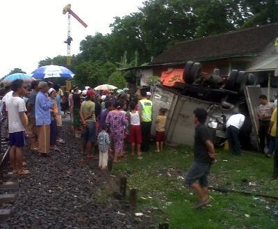 Truk Muat Solar Ditabrak KA Logawa di Pasuruan
