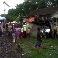Truk Muat Solar Ditabrak KA Logawa di Pasuruan