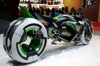 Garis tubuh motor ini sangat ganas dengan tiga roda sebagai kakinya. Dua di depan dan satu di belakang.