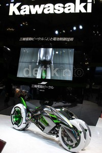 Meski bertampang seram, motor ini ternyata ramah lingkungan karena dioperasikan dengan tenaga listrik yang tersimpan di baterai.