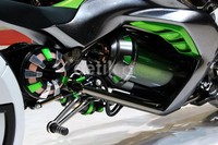 Baterai tersimpan di tengah motor, tempat mesin biasanya berada.