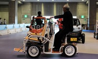 Pengunjung menjalal kendaraan listrik 'Smart Mobility City.'