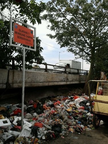 Buang Sampah Sembarangan di Plumpang, Seratusan KTP Warga Disita