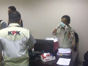 Kasus Hambalang, KPK Geledah Rumah Munadi Herlambang di Surabaya