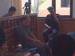 Angkat Satu Kaki di Ruang Sidang, Saksi Kasus Rusli Zainal Ditegur Hakim