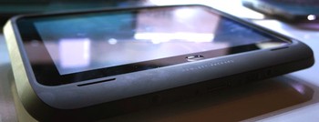 Dari segi fisik pun sangat berbeda dengan kebanyakan tablet. Produk bernama HP Elitepad Mobile POS Solution ini jauh lebih tebal, nyaris 3 kali lebih tebal dari New iPad.