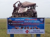 Mobil yang ringsek karena kecelakaan ini sengaja dipajang untuk mengingatkan pengendara lain. (Foto Suhayat)