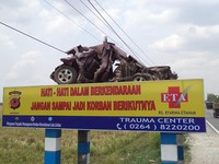 Mobil ringsek ini membuat orang miris melihatnya. (Foto Suhayat).