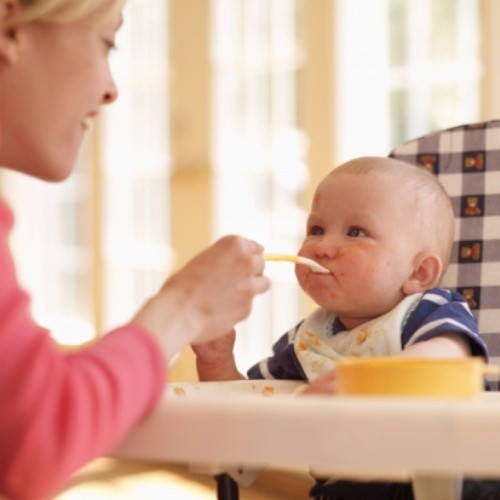 Cermati 4 Hal Ini Saat Perkenalkan Makanan Padat pada Bayi