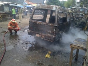 Mobil Angkot Terbakar Saat Hendak Dicek Mesinnya karena Mogok