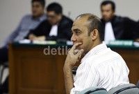 Deviardi menyimak pertanyaan majelis hakim. Lamhot Aritonang/detikFoto.