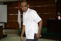 Deviardi meninggalkan ruang sidang seusai memberikan kesaksian. Lamhot Aritonang/detikFoto.