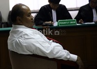 Emir Moeis mendengarkan pembacaan dakwaan. Lamhot Aritonang/detikFoto.