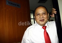 Emir Moeis menunggu di ruang terdakwa sebelum sidang perdana pembacaan dakwaan dimulai. Lamhot Aritonang/detikFoto.