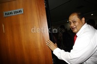 Emir Moeis memasuki ruang sidang. Lamhot Aritonang/detikFoto.
