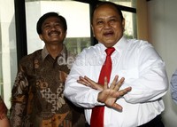 Emir Moeis berbincang dengan Rudi Rubiandini di ruang terdakwa. Lamhot Aritonang/detikFoto.