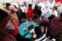 Warga mengisi data-data kendraaan dan memperlihatkan STNK asli.