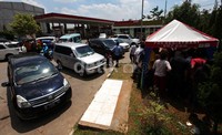 Sejumlah mobil mengantre untuk dipasang Radio Frequency Identification (RFID).
