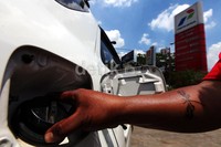 Petugas memasang Radio Frequency Identification (RFID) di lubang tangki mobil.