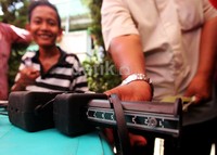 Petugas menunjukkan Radio Frequency Identification (RFID).