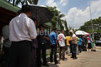 Warga mengantre mengambil Radio Frequency Identification (RFID) yang dibagikan gratis di SPBU Pondok Kopi, Jakarta Timur.