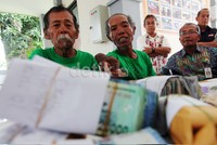 Dalam keterangannya, Walang berkilah uang Rp 25 juta yang dikantonginya tidak semua didapat dari hasil mengemis. Menurutnya uang sebanyak itu: Rp 21 juta dari hasil jualan sapi, Rp 4 juta dari hasil mengemis.