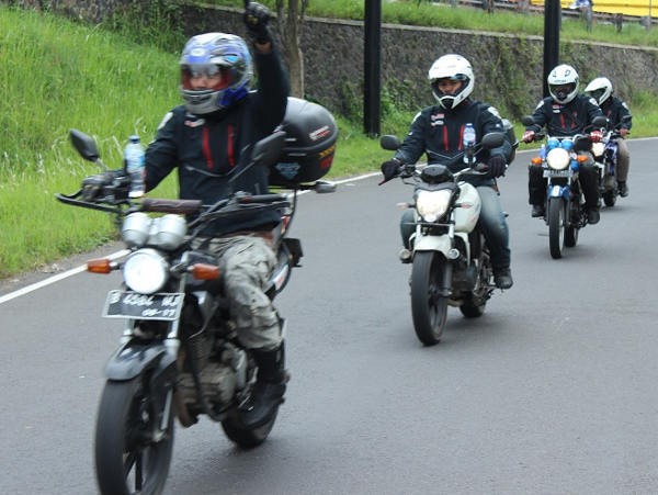 Naik Motor Sambil Pakai Kode Kaki atau Tangan Itu Tidak Dianjurkan