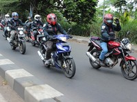 Say hai dulu sama kamera. Perjalanan ini akan menempuh jarak hampir 1.000 km dari Jakarta menuju Surabaya.