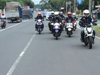 Di jalanan, tantangan paling besar justru dari kendaraan besar seperti truk.