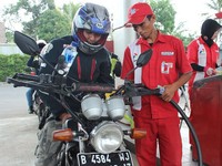 Selain perut Road Warriors, perut motor juga perlu diisi biar tidak mogok di jalan.
