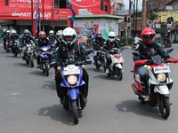 Kalau sudah makan, ayo jalan lagi. Jalanan masih jauh.