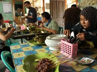 Hmm, sate ayamnya enggak ada yang makan Nindi?